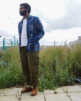 Comment porter une veste-chemise à patchwork bleu marine quand il fait chaud
