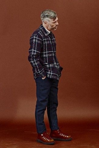 Comment porter une veste-chemise écossaise bleu marine