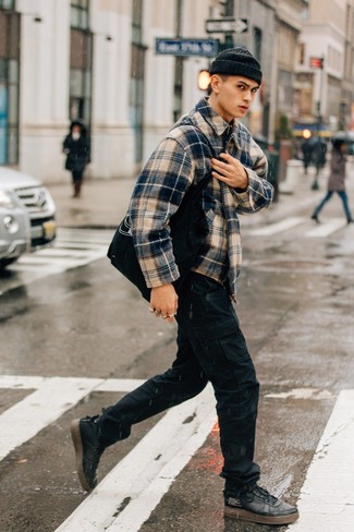 Comment porter une veste-chemise écossaise bleu marine