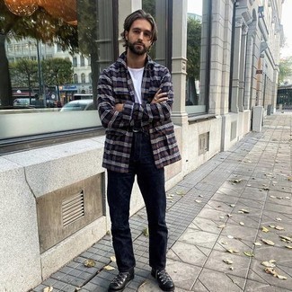 Comment porter une veste-chemise écossaise bleu marine