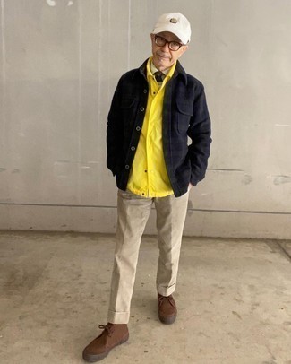 Comment porter une veste-chemise écossaise bleu marine après 60 ans