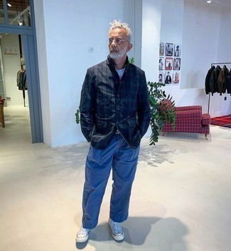Comment porter une veste-chemise écossaise bleu marine