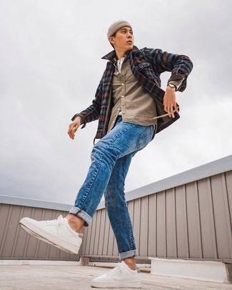 Comment porter une veste-chemise écossaise bleu marine