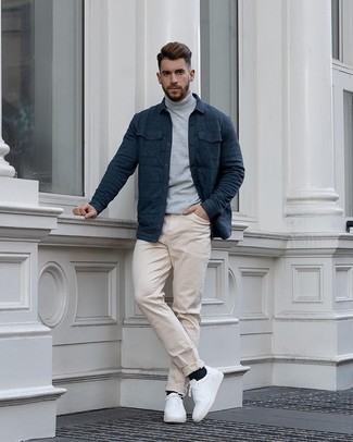 Comment porter une veste-chemise écossaise bleu marine