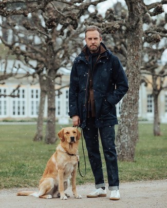 Comment porter une écharpe á pois bleu marine