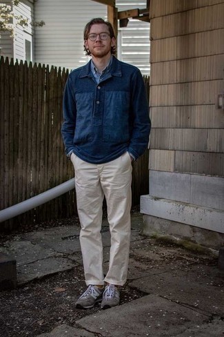 Une chemise à manches longues à porter avec un pull à col polo bleu marine