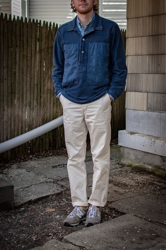 Une chemise à manches longues à porter avec un pull à col polo bleu marine
