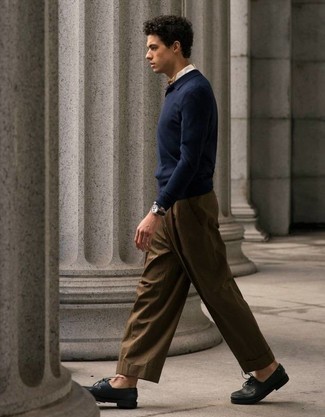 Une chemise à manches longues à porter avec un pull à col polo bleu marine