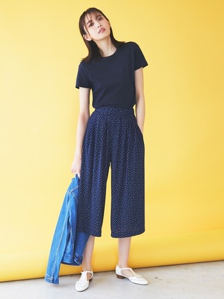 Comment porter une jupe-culotte imprimée bleu marine