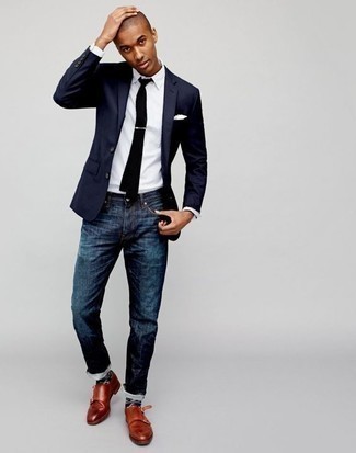 Comment porter des chaussettes imprimées bleu marine en été