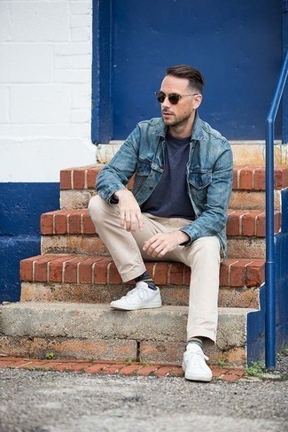 Comment porter des chaussettes imprimées bleu marine en été
