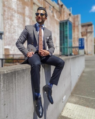 Comment porter des chaussettes imprimées bleu marine en été