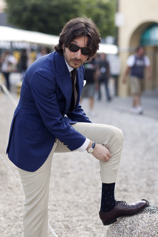 Comment porter des chaussettes imprimées bleu marine en été