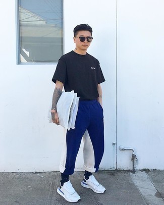 Comment porter des chaussettes imprimées bleu marine en été