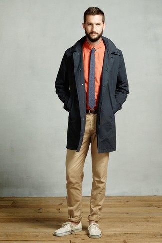 Comment porter une cravate imprimée bleu marine pour un style chic decontractés en automne