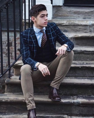 Comment porter une cravate imprimée bleu marine pour un style chic decontractés en automne