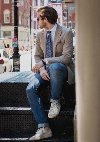 Comment porter une cravate imprimée bleu marine pour un style chic decontractés