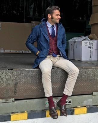 Comment porter une cravate imprimée bleu marine pour un style chic decontractés en automne