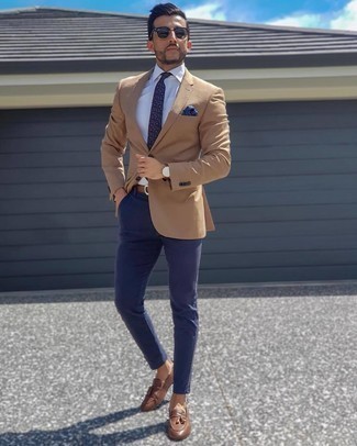 Comment porter une cravate imprimée bleu marine pour un style chic decontractés