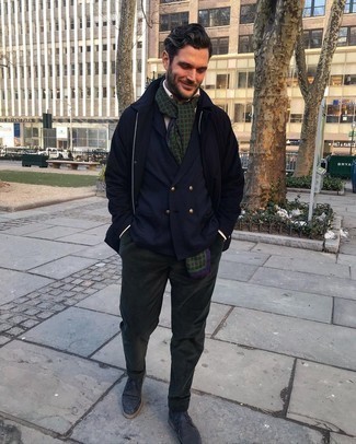 Un blazer à porter avec un imperméable bleu marine