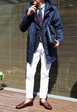 Comment porter un imperméable bleu marine