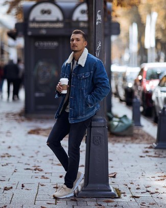 Comment porter une veste en peau de mouton retournée bleu marine pour un style relax quand il fait frais