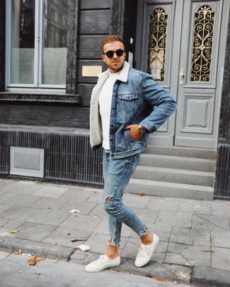 Comment porter une veste en peau de mouton retournée bleu marine pour un style relax quand il fait frais