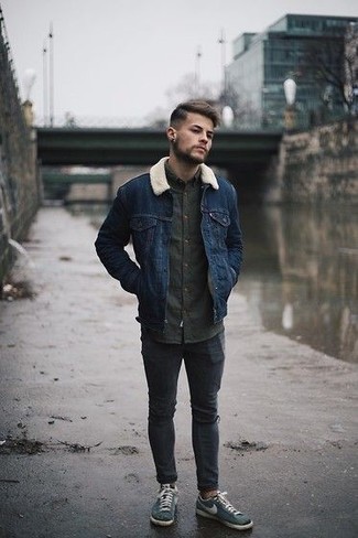 Comment porter une veste en peau de mouton retournée bleu marine pour un style relax quand il fait frais