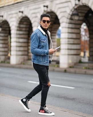 Comment porter une veste en peau de mouton retournée bleu marine pour un style relax quand il fait frais