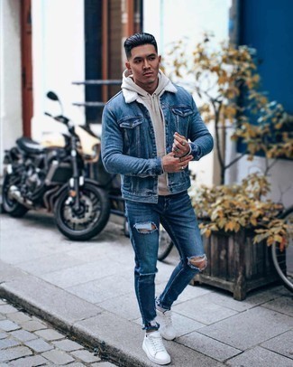 Comment porter une veste en peau de mouton retournée bleu marine pour un style relax quand il fait frais