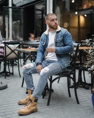Comment porter une veste en peau de mouton retournée bleu marine pour un style relax quand il fait frais