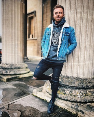 Comment porter une veste en peau de mouton retournée bleu marine pour un style relax quand il fait frais