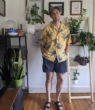 Des sandales à porter avec un short bleu marine