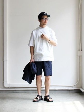 Des sandales à porter avec un short bleu marine