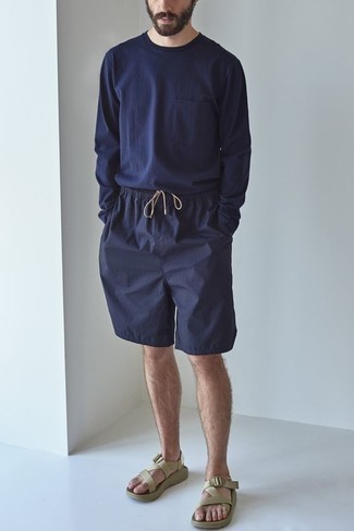Des sandales à porter avec un short bleu marine