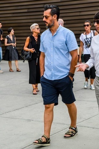 Des sandales à porter avec un short bleu marine