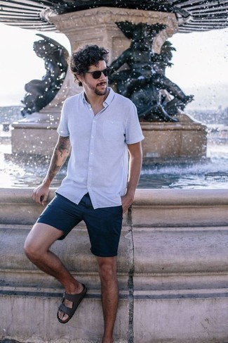 Des sandales à porter avec un short bleu marine