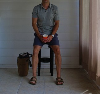 Des sandales à porter avec un short bleu marine