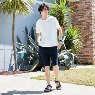 Des sandales à porter avec un short bleu marine