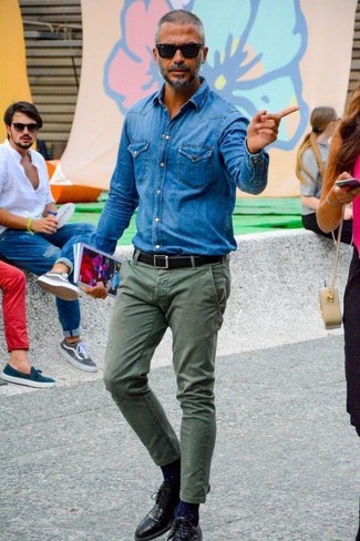 Comment porter des chaussettes bleu marine