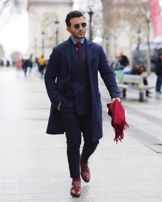 Comment porter des lunettes de soleil bleu marine quand il fait froid