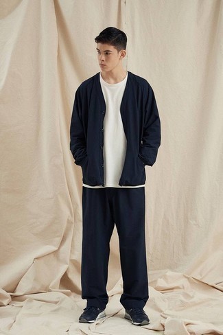 Comment porter un pull bleu marine quand il fait chaud à l'adolescence