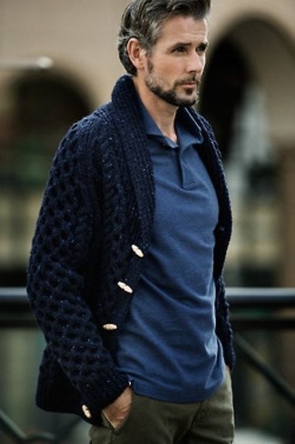 Comment porter un pull bleu marine quand il fait chaud après 40 ans
