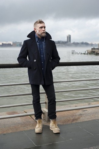 Comment porter un pull bleu marine en automne après 40 ans