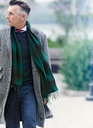 Comment porter un pull bleu marine pour un style elégantes quand il fait froid