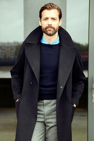 Comment porter un pull bleu marine en automne après 40 ans