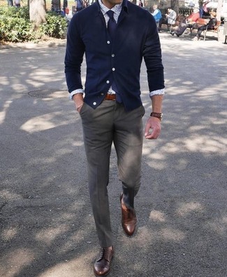 Comment porter un pull bleu marine pour un style elégantes quand il fait chaud