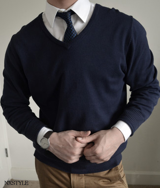 Comment porter un pull bleu marine quand il fait chaud