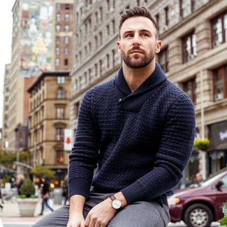 Comment porter un pull bleu marine pour un style elégantes quand il fait chaud
