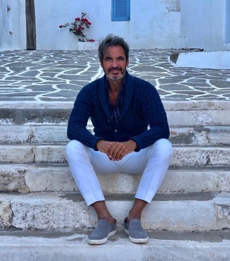 Comment porter un pull bleu marine quand il fait chaud après 40 ans